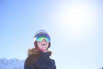 Ragazza entusiasta, divertendosi in vacanza sugli sci, Hintertux, Tirolo, Austria — Foto stock