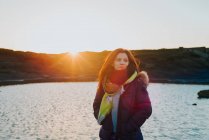 Femme par la mer au coucher du soleil, Liscannor, Clare, Irlande — Photo de stock