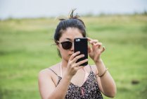 Jovem turista fotografa com smartphone, Botsuana, África — Fotografia de Stock