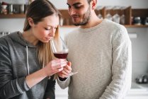 Couple dégustation de vin à la maison — Photo de stock