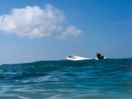Leeres Boot im Ozean mit blauem Himmel und Wolken — Stockfoto