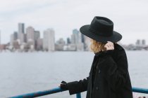 Vista posteriore di Woman wearing hat looking away at skyline, Boston, Massachusetts, Stati Uniti — Foto stock