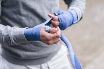 Boxeur masculin bandage mains avec enveloppements de main — Photo de stock