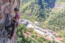 Rock climber climbing sandstone rock, elevated view, Liming, Yunnan Province, China — Stock Photo