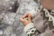 Child holding seashell, cropped close up — Stock Photo