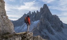 Турист, насолоджуючись видом на гори Доломіти поблизу курорту Кортіна д'Ампеццо, Венето, Італія — стокове фото