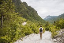 Escursionista a piedi in montagne maledette, Theth, Shkoder, Albania — Foto stock