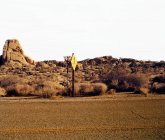 Дорога и дорожный знак, Джошуа Три, Калифорния, США — стоковое фото