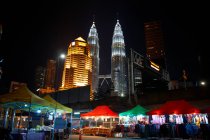 Kampung Baru Markt durch nachts beleuchtete Petronas Türme, Kuala Lumpur, Malaysia — Stockfoto