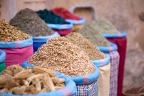 Trockenfrüchte in Säcken auf dem Markt auf der Straße in Marokko — Stockfoto