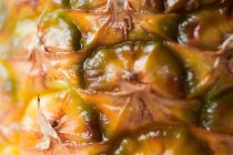 Close-up vista de textura de abacaxi maduro, fundo de comida orgânica quadro completo — Fotografia de Stock