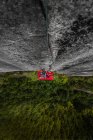 Frau auf Portalkante, Tantalus Wall, Der Häuptling, Squamish, Kanada, aus der Vogelperspektive — Stockfoto