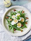 Haricot, coriandre, salade aux œufs, vue grand angle — Photo de stock