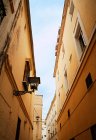 Здания снаружи в узком переулке, Севилья, Испания — стоковое фото