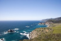 Côtes avec falaises et mer, Monterey, Californie, USA — Photo de stock