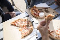 Amigos tendo pizza ao ar livre — Fotografia de Stock