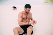Homme faisant des exercices abdominaux — Photo de stock