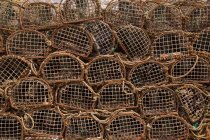 Pile di cestini di pesca granchio commerciale, Portogallo — Foto stock