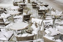 Vista ad alto angolo di mobili caffè coperti di neve — Foto stock
