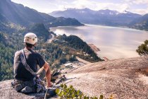 Резервного зору скелелаз, сидячи на вершині The Skaha головний, Squamish, Сполучені Штати Америки — стокове фото
