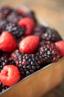 Fresh raspberries and blackberries, close up — Stock Photo