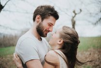 Porträt eines Paares, das sich im Herbstpark umarmt — Stockfoto
