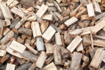 Blick auf Haufen gehäckselten Holzes — Stockfoto