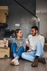 Пара сидить з картонними коробками, переїжджаючи додому — стокове фото