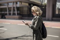 Frau benutzt Handy auf Straße, Kapstadt, Südafrika — Stockfoto