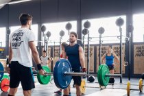 Männer-Gewichtheben mit Langhanteln in Turnhalle — Stockfoto