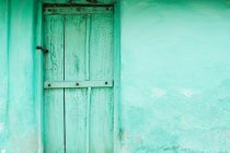 Porta di legno verde e parete della casa di villaggio vicino a Mysore, Karnataka, India — Foto stock