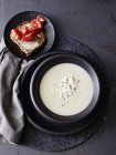 Cauliflower soup with rye bruschetta, overhead view — Stock Photo