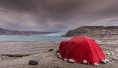 Campeggio di fronte al ghiacciaio e vicino al fiordo nel sud della Groenlandia — Foto stock
