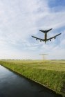 Aterragem de avião, Schiphol, Holanda do Norte, Holanda, Europa — Fotografia de Stock