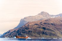 Arrastão de pesca no mar, Narsaq, Vestgronland, Gronelândia — Fotografia de Stock