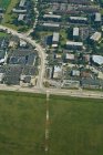 Vista aérea de Illinois suburbano com casas, telhados e grama verde, EUA — Fotografia de Stock