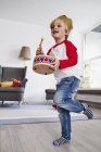Junge in Pappkrone schlägt Spielzeugtrommel — Stockfoto