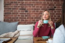 Zwei Freundinnen sitzen im Café und trinken Kaffee — Stockfoto