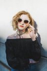 Портрет рудоволоса жінка в сонцезахисних окулярах — стокове фото