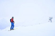 Persona esquiando en Hintertux, Tirol, Austria - foto de stock