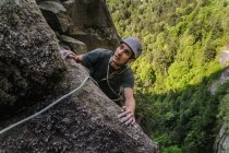 Man in had hat while traditional climbing at Chief, Squamish, Canadá — Fotografia de Stock