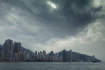 Skyline a través del agua, Hong Kong, China, Asia Oriental - foto de stock