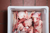 View of tray of offal on brown tile — Stock Photo