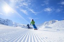 Padre e figlio sciare sulla stazione sciistica, Hintertux, Tirolo, Austria — Foto stock