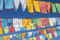 Bandeiras de oração penduradas em fios, Mosteiro de Sumtseling Ganden, Yunnan, China — Fotografia de Stock