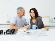 Ältere Paare frühstücken in der Küche — Stockfoto
