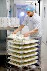 Käsehersteller verpackt Käse an Lieferanten — Stockfoto