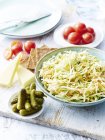 Nahaufnahme vom Mittagessen der Pflüger mit Brot und Käse, eingelegtem Gemüse und Salat — Stockfoto