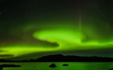 Aurora Borealis au-dessus de la chaîne de montagnes, Narsaq, Vestgronland, Groenland — Photo de stock