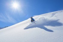 Homme skiant sur une colline enneigée, Hintertux, Tyrol, Autriche — Photo de stock